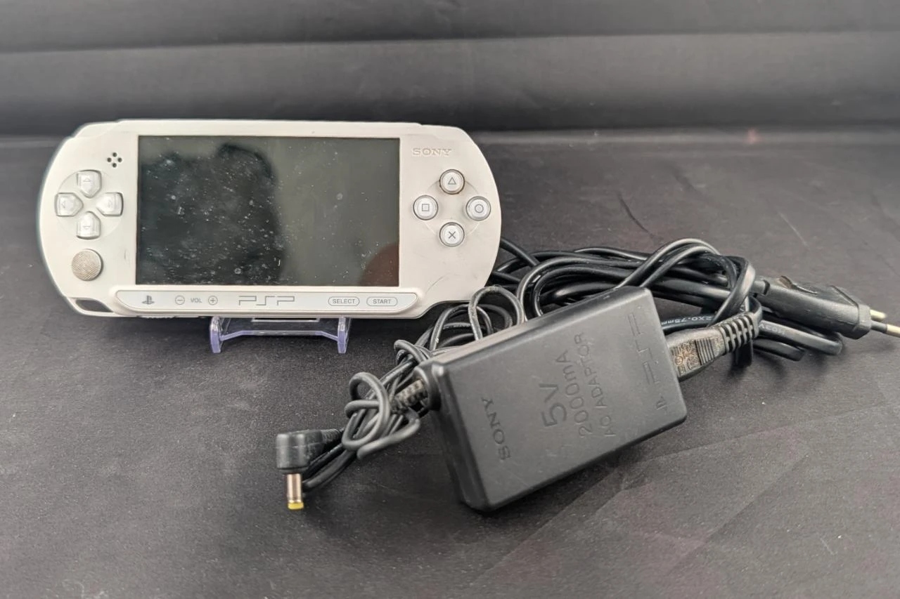 Playstation Portable PSP E1004 Blanche + Chargeur